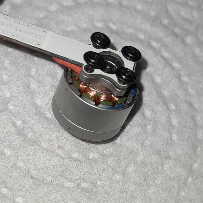 Silnik bezszczotkowy fpv baby ape 4300kv 2-3s z ledami
