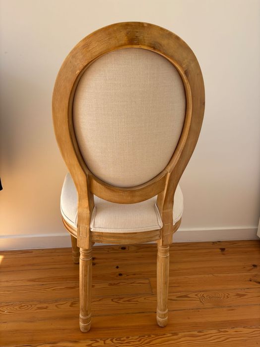 Conjunto de 8 cadeiras de sala de jantar em excelente estado.
