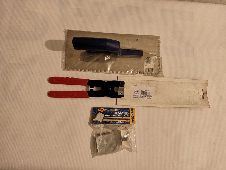 Zestaw narzędzi glazurniczych.