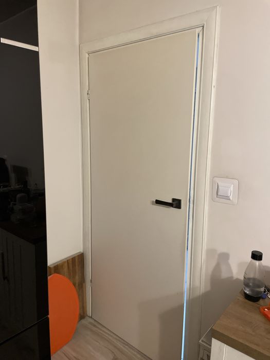 Drzwi  z futryna + skrzydlo 80 tki. Lazienkowe 60 tk bez futryny +ława