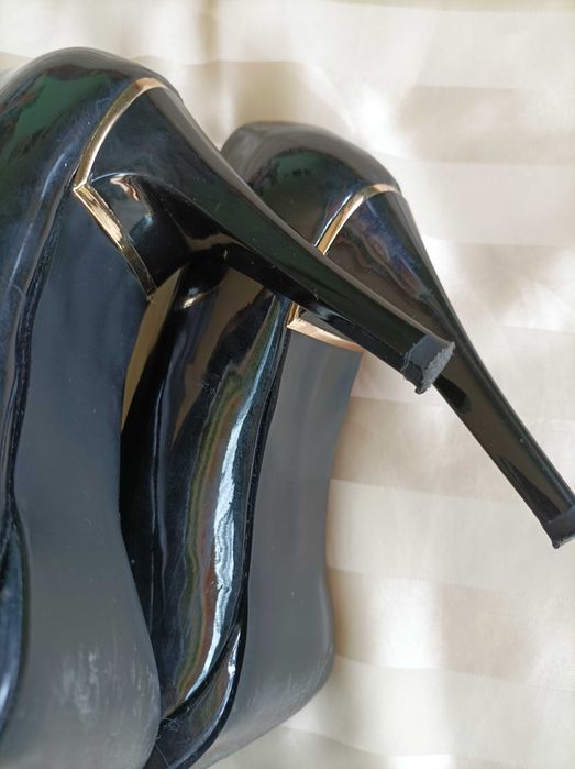 Czarne szpilki lakierowane