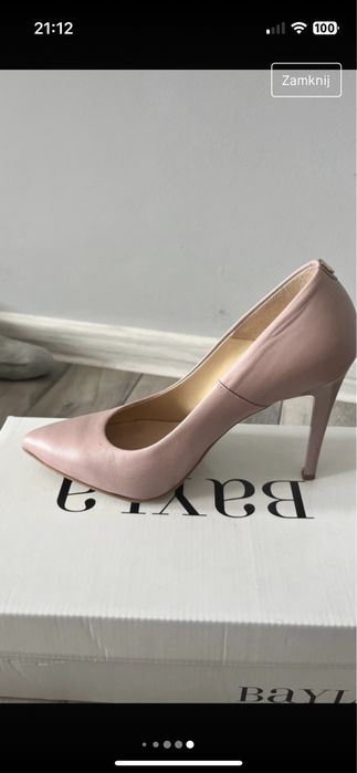 Pudrowo różowe buty skórzane firmy Bayla.