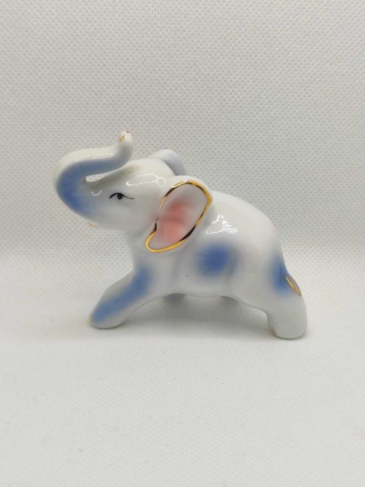 Porcelanowy słonik z z niebieskimi elementami i złoceniami