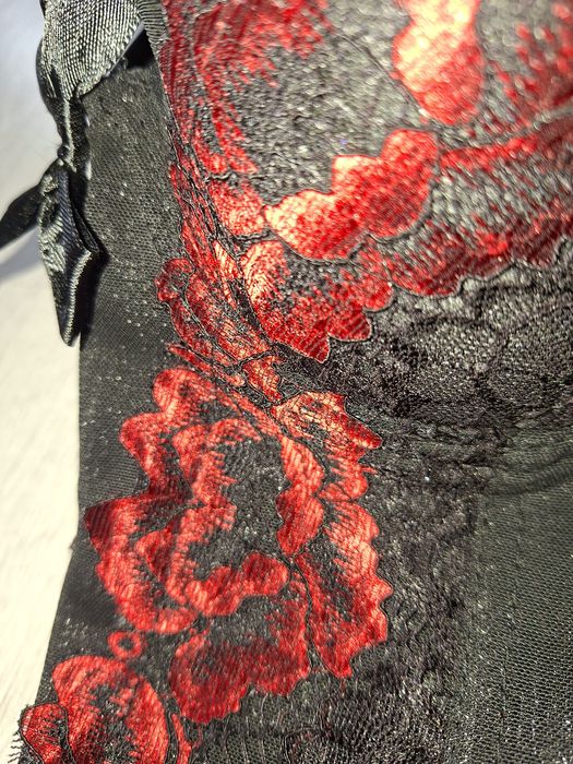 Gorset czarny z czerwoną koronką