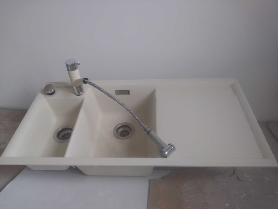 zlew granitowy z baterią