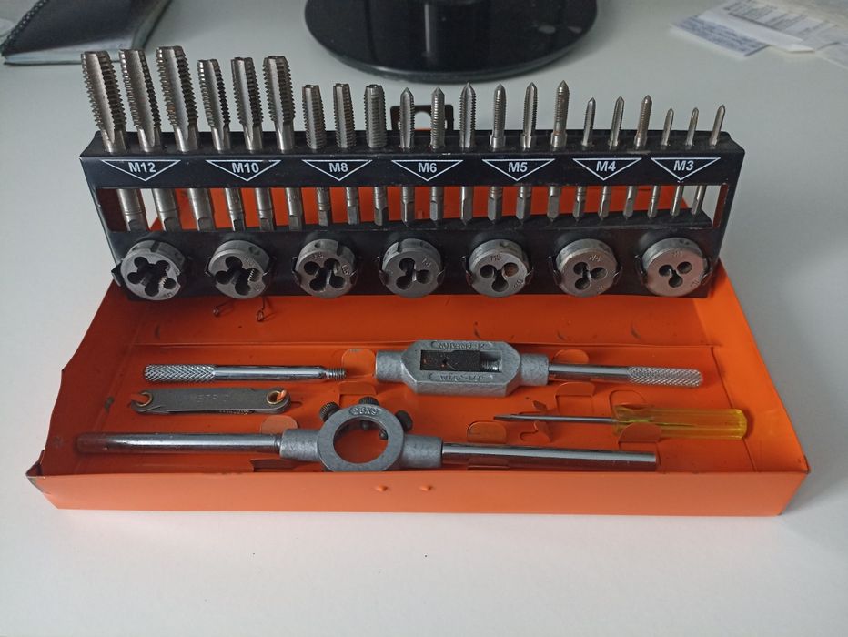 Набір плашок та мітчиків