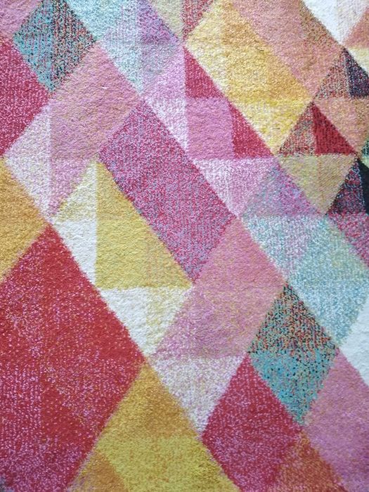 2 carpetes de losangos em tons quentes