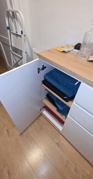 komoda Yamael 184 cm z 4 drzwiami i 2 szufladami dąb artisan/biały