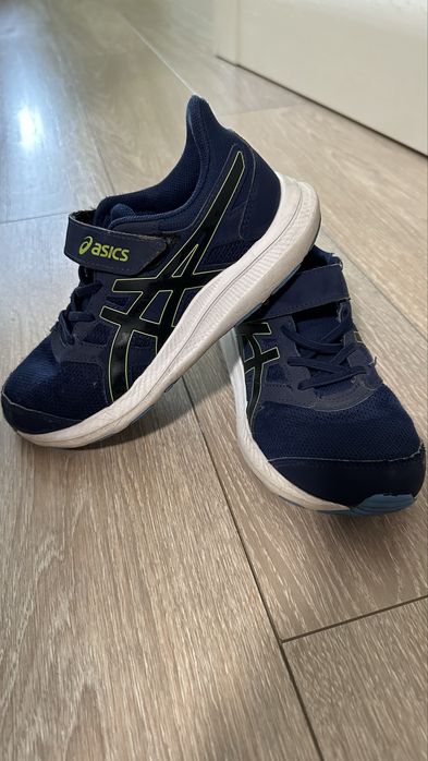 Кросівки     asics