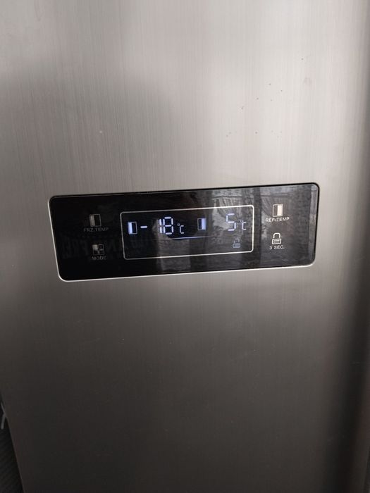 Frigorífico Side-by-Side da Confortec (estilo americano, com duas portas verticais), em inox.