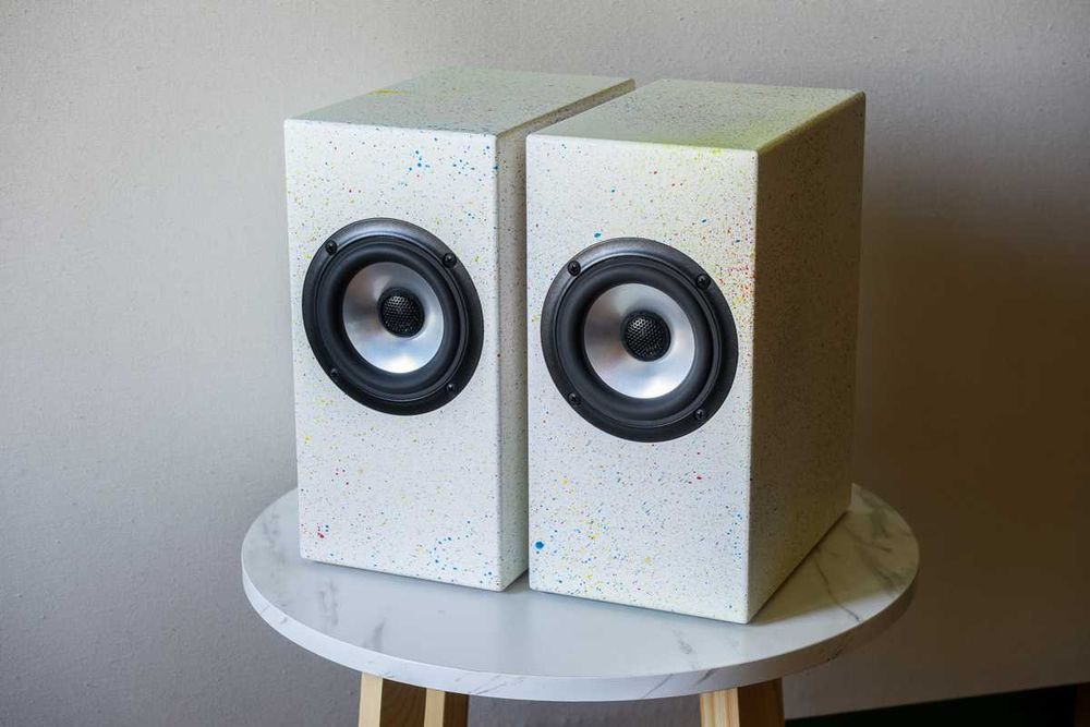 Kolumny regałowe, monitory SB Acoustics.