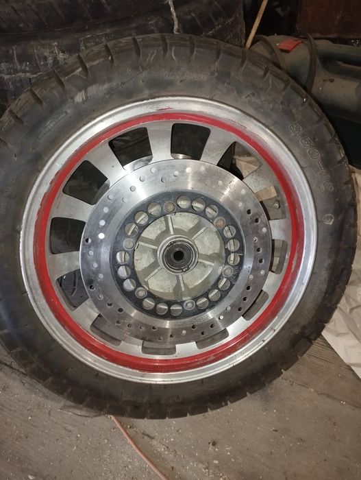 Переднє колесо від мотоцикла