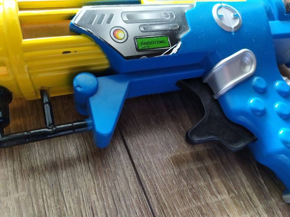 Pistolet plastikowy Flash Gun zabawka 3+ błyska strzela
