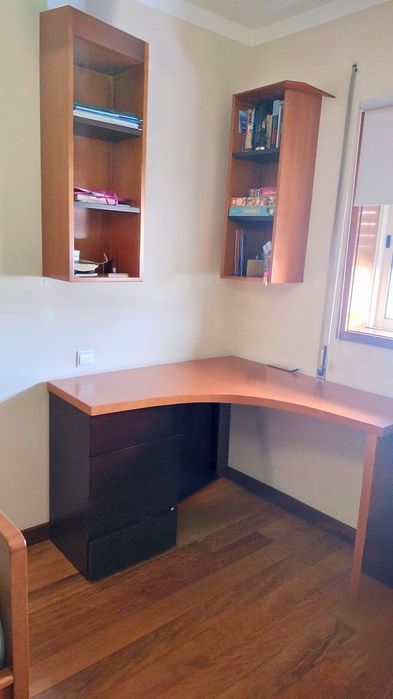 Quarto completo em madeira de cerejeira – excelente estado (cama + colchões + secretária + arrumação)