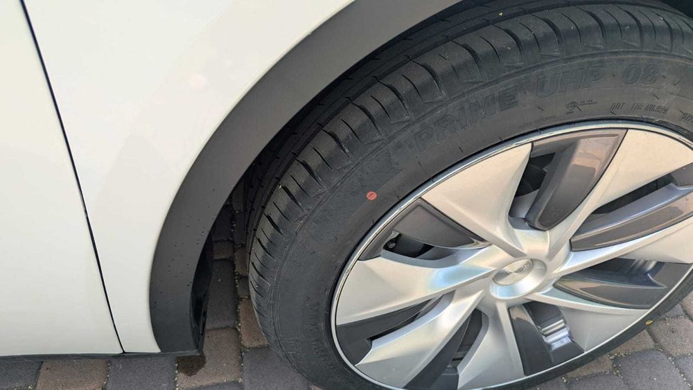 Продаж автомобіля Tesla Model Y 2023 року