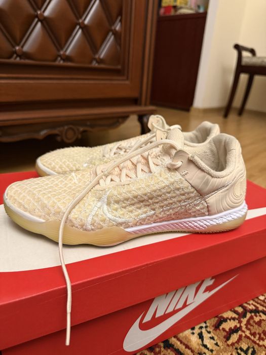 чоловічі футзалки Nike React Gato IC бежевого кольору