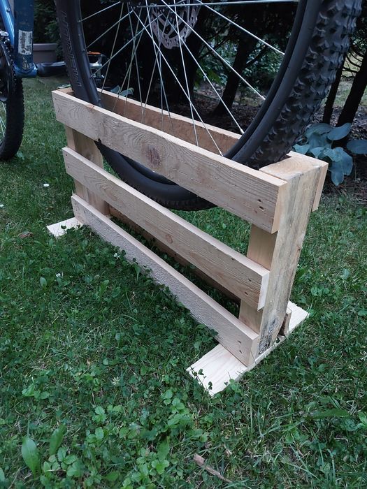 Drewniany stojak na rower