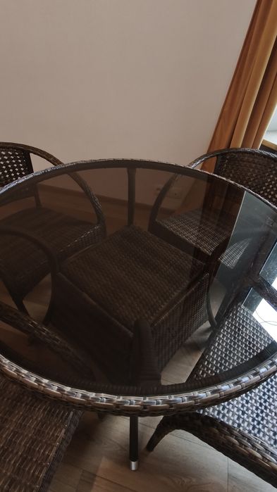 Stół ogrodowy z krzesłami.