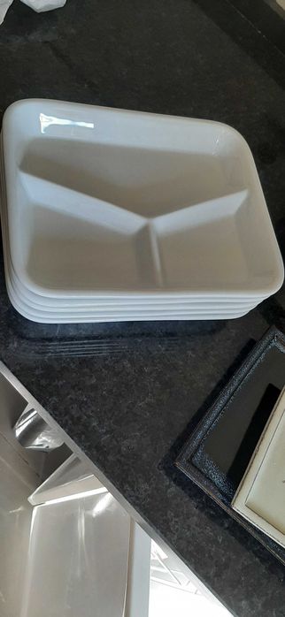 Ceramic plate with compartments442110114257315841