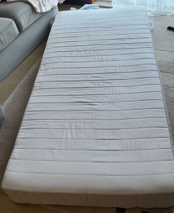 Cama Malm IKEA 90x200 cm com estrado e colchão