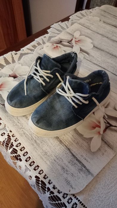 Tenisówki jeansowe na grubej podeszwie