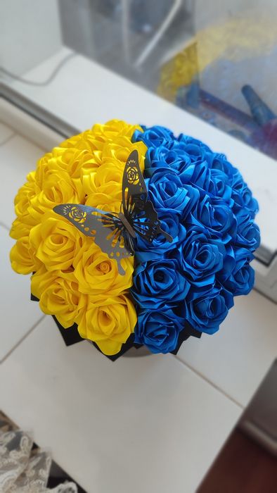 Патріотична композиція троянд з атласної стрічки