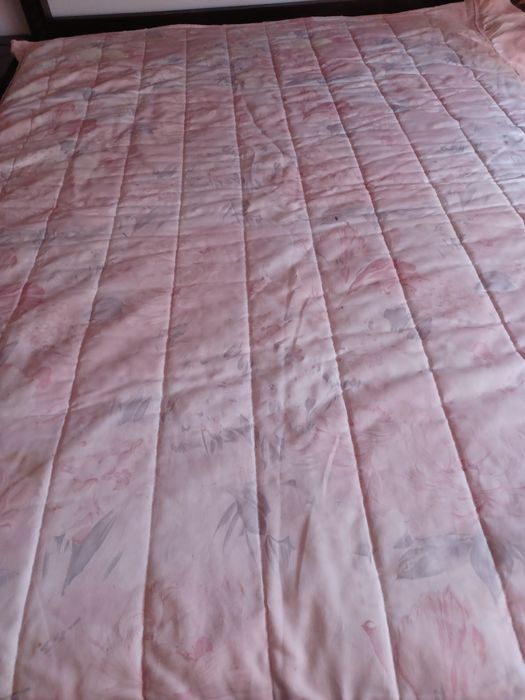 Colcha de casal,fundo cor de rosa ,com desenhos,em cetim. Como nova.