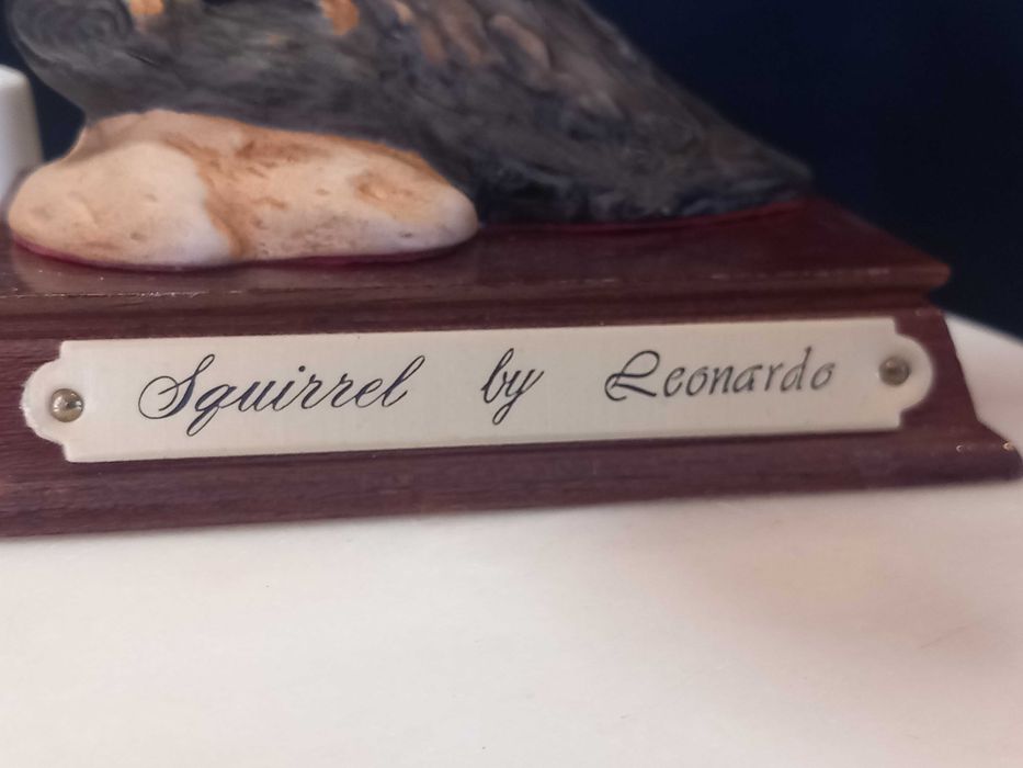 Esquilo Vintage sobre pedestal de madeira, Coleção Leonardo, anos 90.