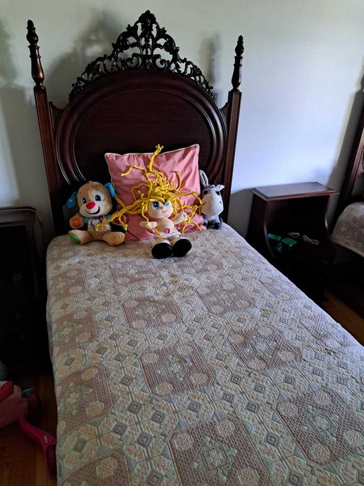 Camas de madeira maciça com mesas de cabeceira