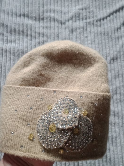 Шерстяная шапочка со стразами