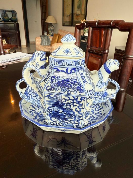 Conjunto de Chá Azul e Branco com Motivos de Dragão e Flores de Lótus