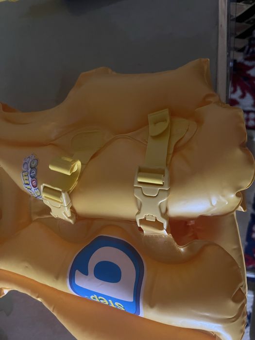 Жилет надувной и 2 нарукавника для плавания  детский ( от 3 до 6 лет)