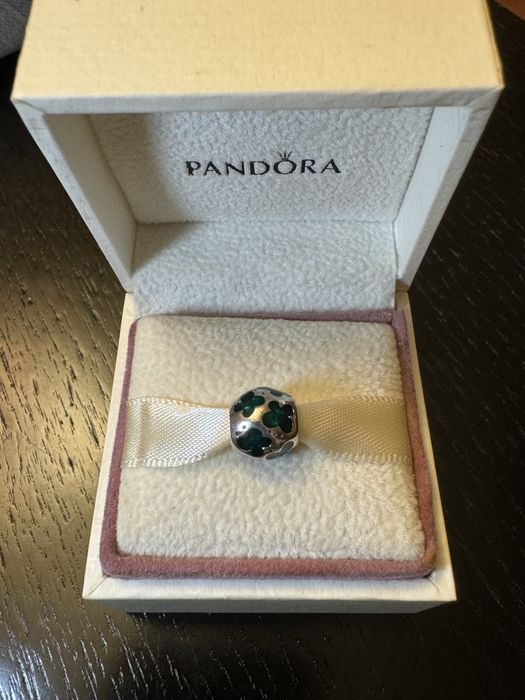 Peça azul Pandora Moments