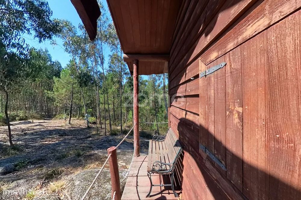 Terreno florestal de 18600 m2 com vistas panorâmicas.