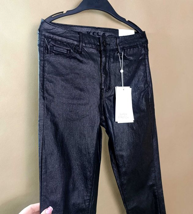 Vila spodnie damskie czarne ekoskóra nowe legginsy woskowane M