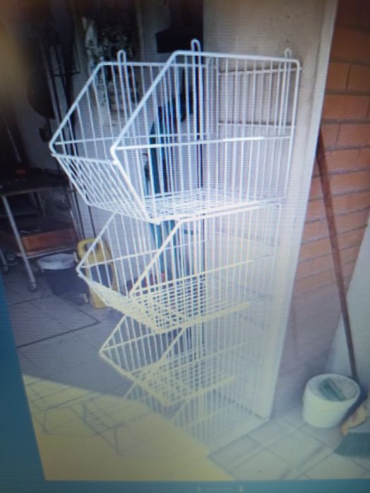 2 mesas apoio,  oferta 6 caixas arrumação e 4 cestos em ferro