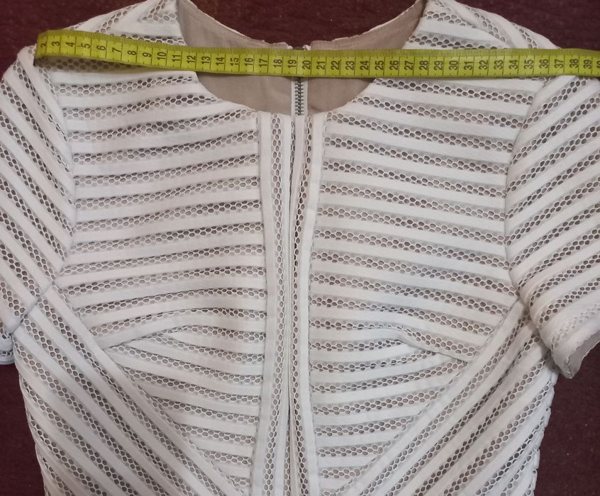 Біле плаття для дівчини