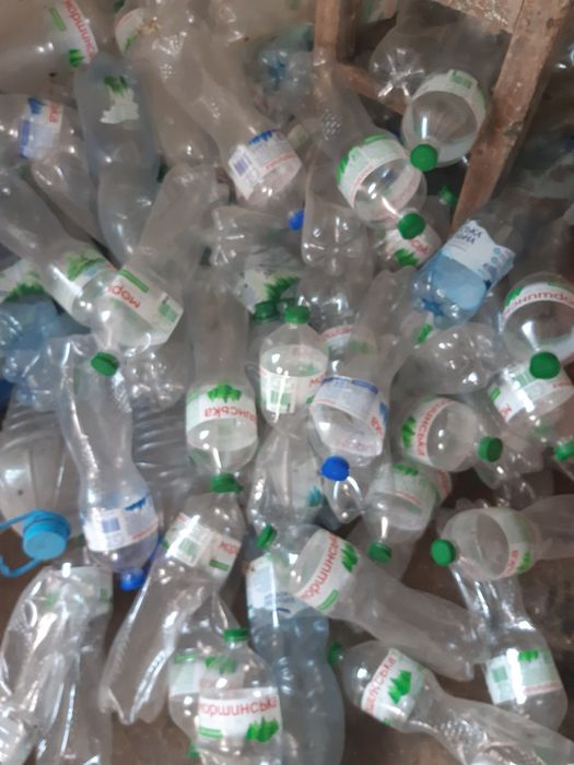 Бутилки з під мінеральної води.