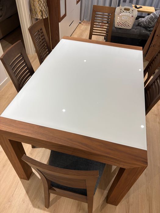 Mesa de cozinha e cadeiras
