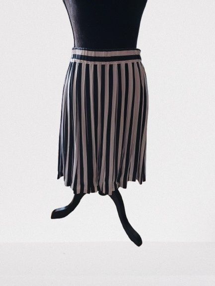 Saia as riscas pretas e brancas