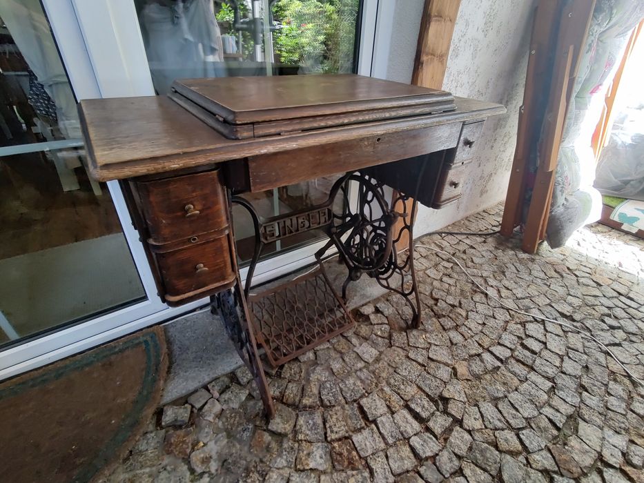 Maszyna Singer na stole