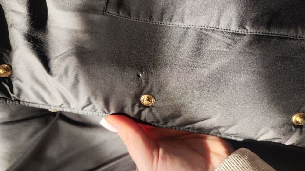 Przejściowa kurtka firmy Armani Exchange
Biust