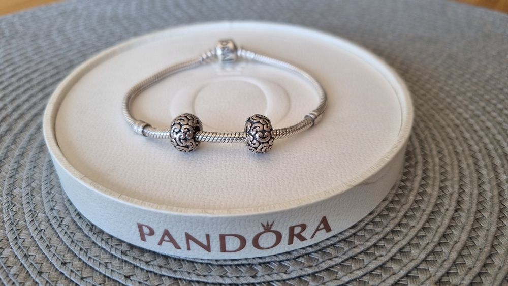 2 srebrne oryginalne charmsy w precelki do Pandora Moments