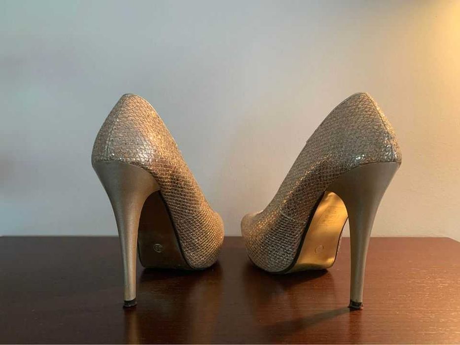 Sapatos salto alto cerimónia dourados
