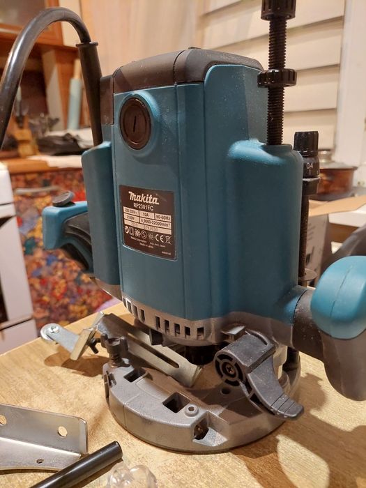 Продам фрезерний верстат Makita з комплектом фрез