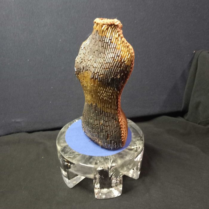 Busto em madeira e missangas