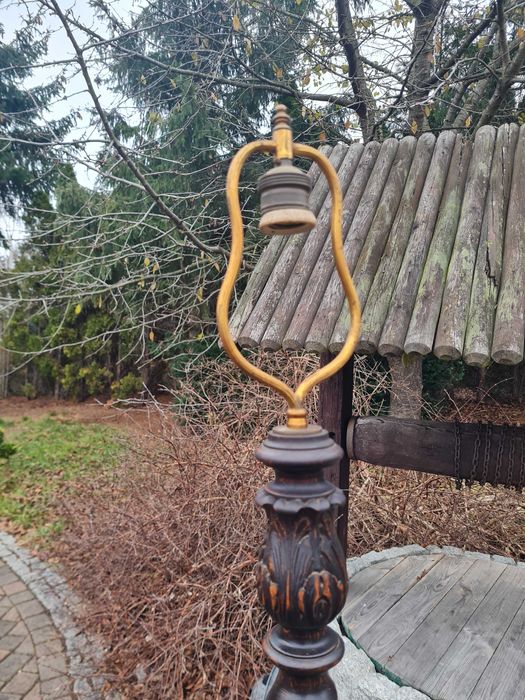 Zdobiona stara Lampa ze stolikiem