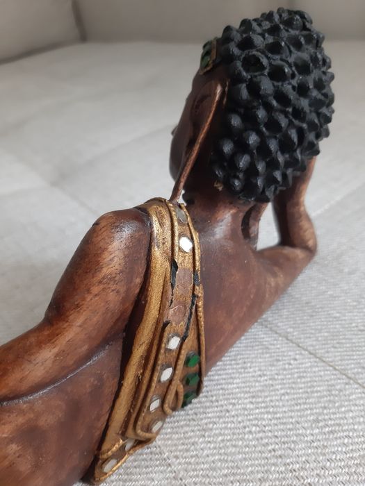 Buda deitado em madeira