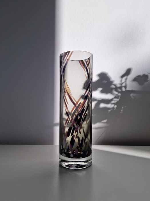 Szklany wazon w formie tuby