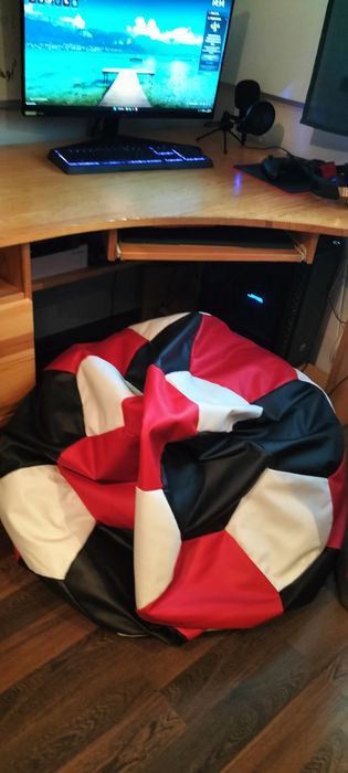 Pufa piłka z podnóżkiem